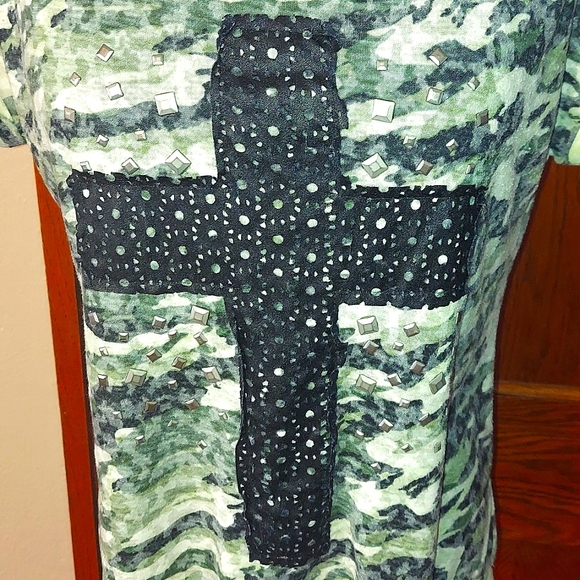 Rue21 Camo Stud Embellished Cross Screen Short Sleeve Tee S - Picture 2 of 6